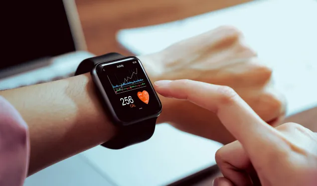 montre intelligente avec écran au poignet